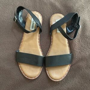 Steve Madden Tesa flat sandal in black size 8